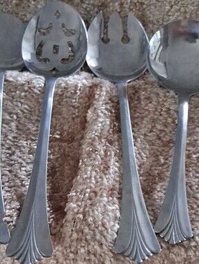 Rogers Classic Fan-Handled Stainless Serving Utensils in Silver